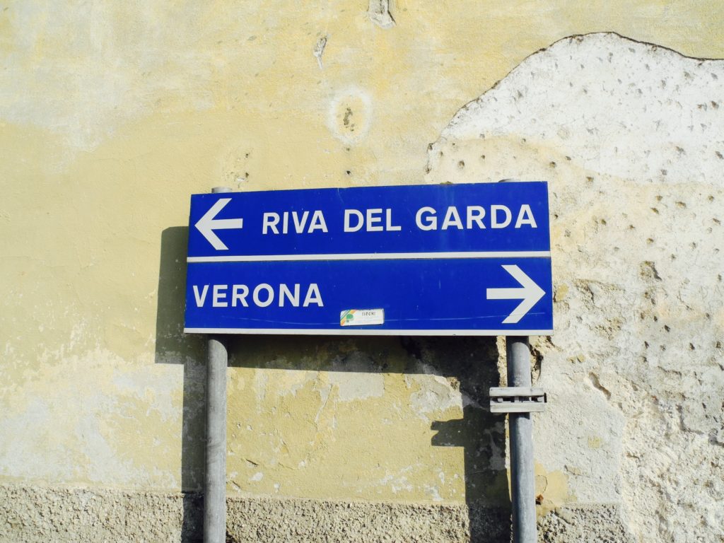 Vägskylt Verona och Riva del Garda
