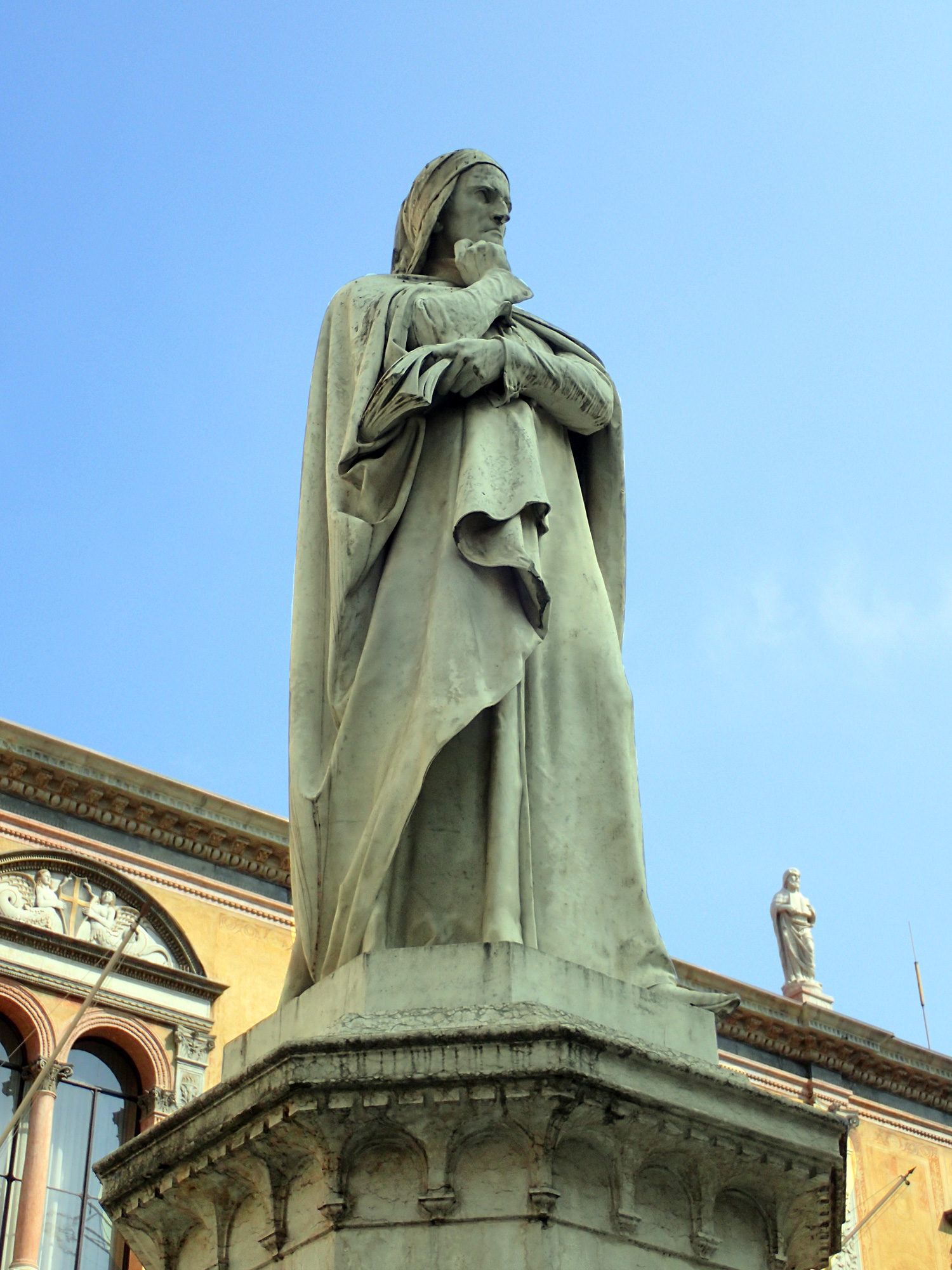 Staty av Dante på Piazza dei Signori